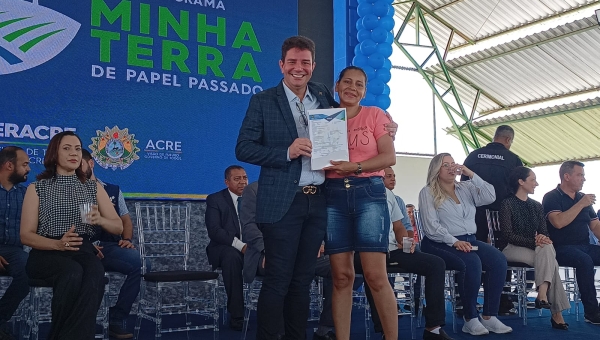 Em solenidade no bairro Montanhês, Gladson entrega mais de 600 títulos definitivos